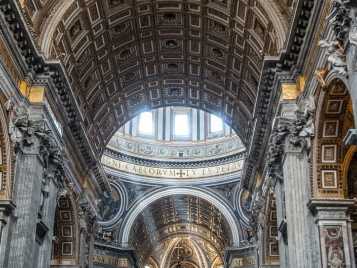 Foto della navata centrale e dell'altare della Basilica di San Pietro