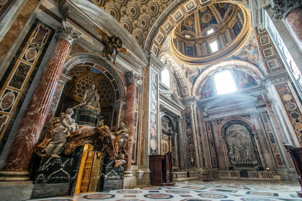 Fine della navata laterale sinistra nella Basilica di San Pietro