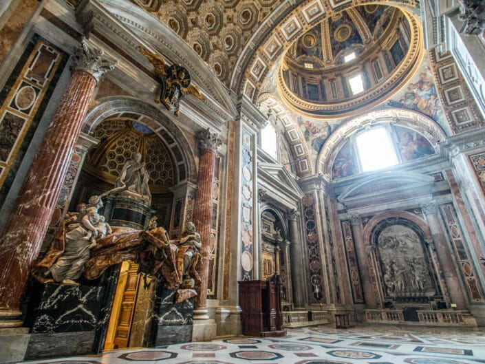 Fine della navata laterale sinistra nella Basilica di San Pietro