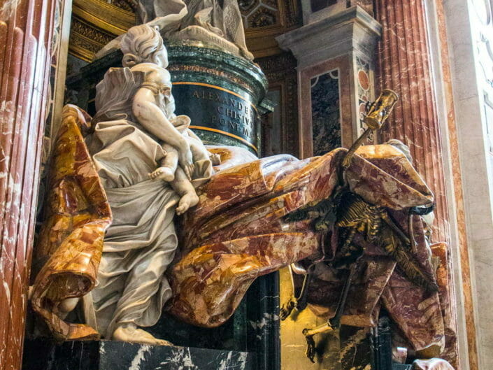 Scultura all'interno della Basilica di San Pietro