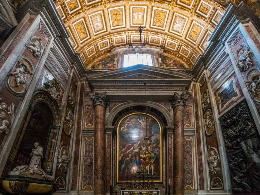 Papa e cappella all'interno della Basilica di San Pietro