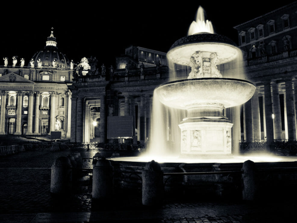Fontana in Piazza San Pietro con Basilica sullo sfondo
