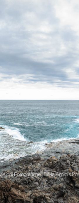 Onde sulla scogliera di basalto