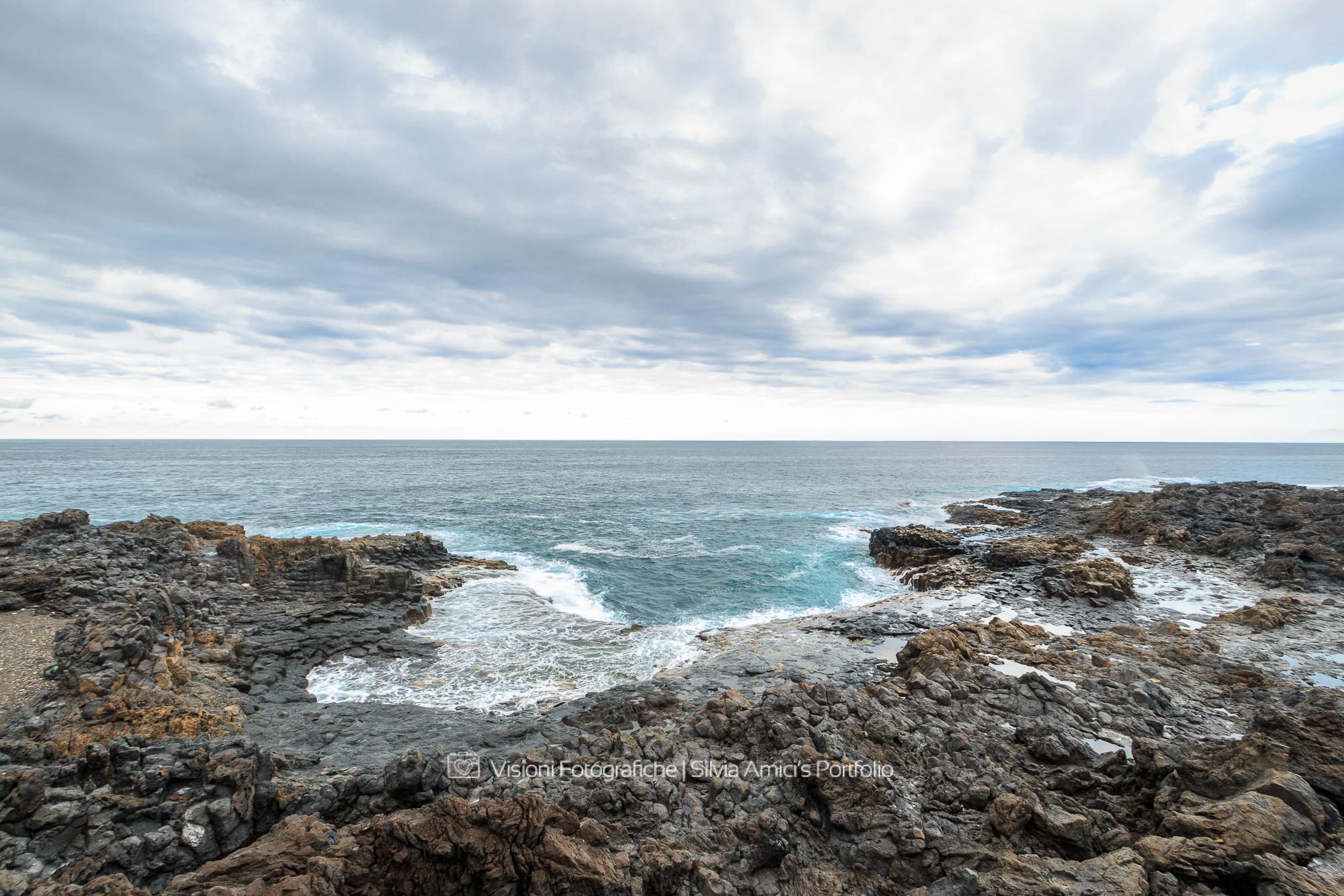 Onde sulla scogliera di basalto