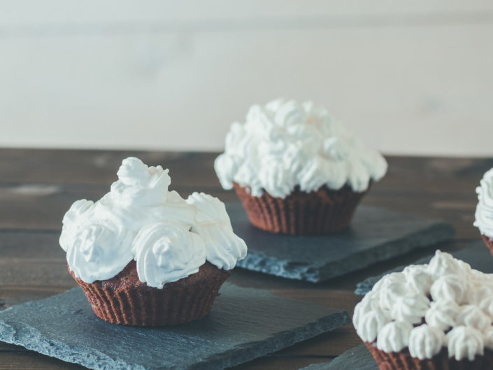 Cupcakes su piatti in ardesia cioccolato e panna