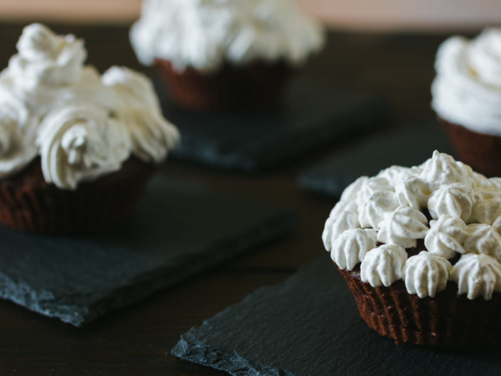 Cupckas su piatti quadrati in ardesia