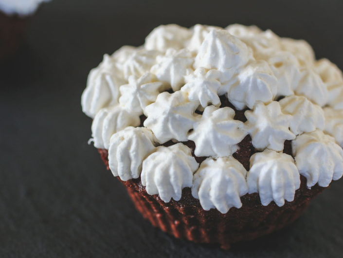 Cupcake con decorazione in panna a piccoli ciuffi