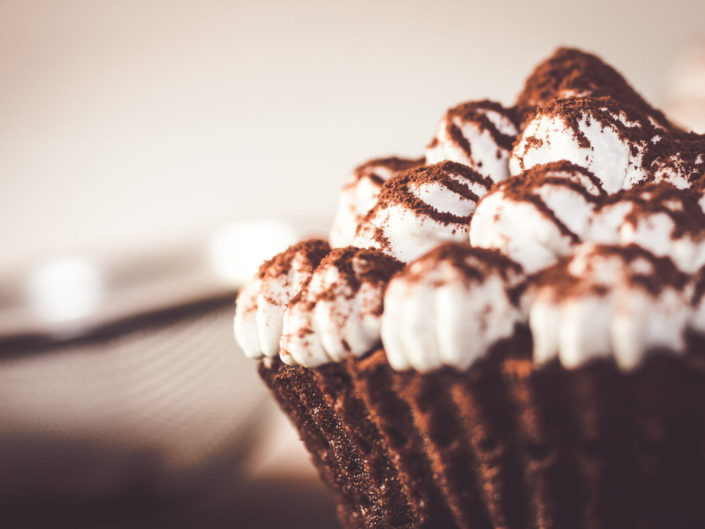 Cupcake cioccolato e panna spolverato di cacao