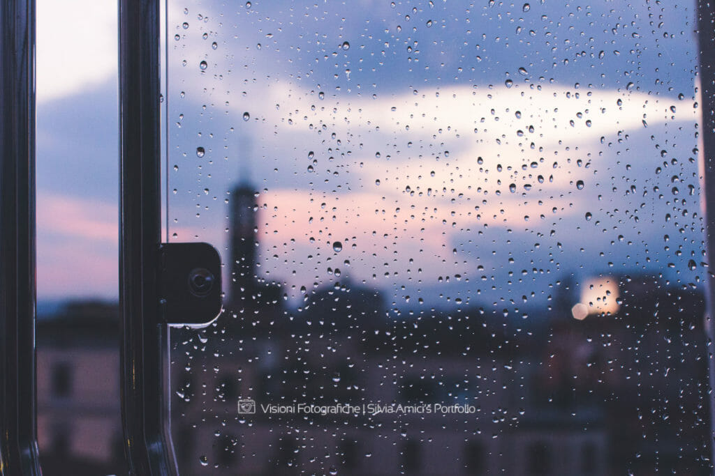 Gocce d'acqua su vetro