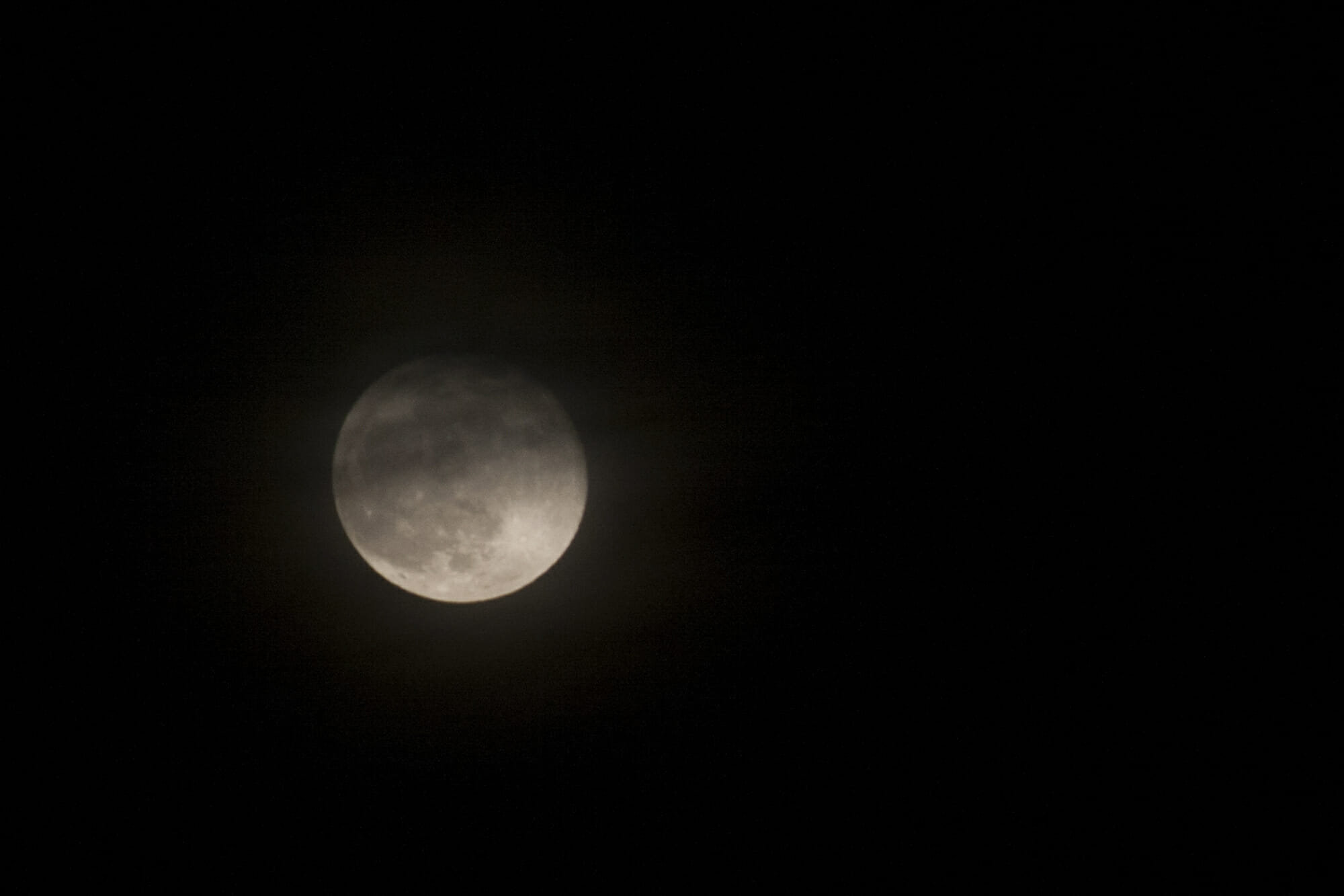 Luna coperta da una nuvola