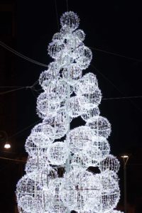 Albero di Natale in strada